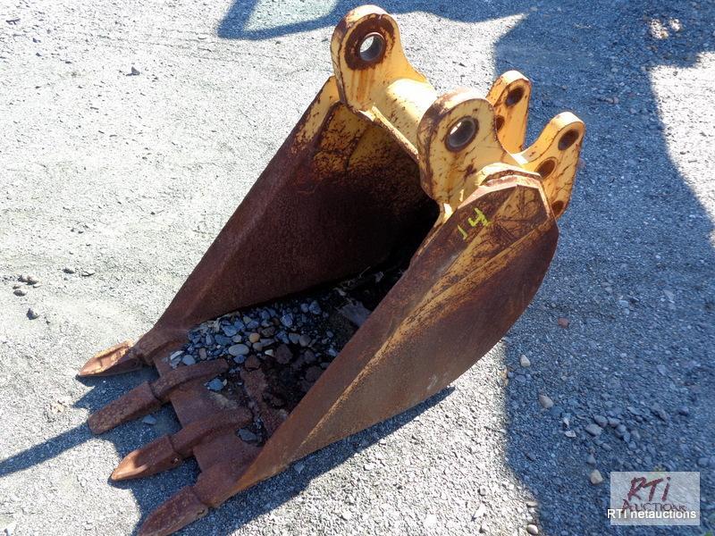 lot 14 image: Case 18 inch backhoe digging bucket,...
