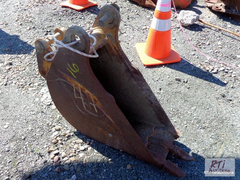 lot 16 image: Case 12 inch backhoe digging bucket ,...