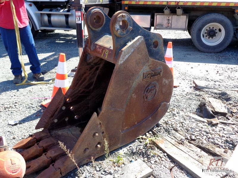lot 19 image: John Deere 26 inch excavator digging bucket,...