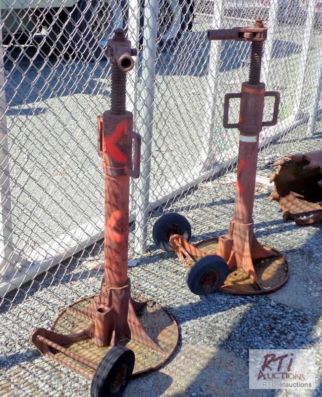 lot 20 image: 2 shop Jack stands,...