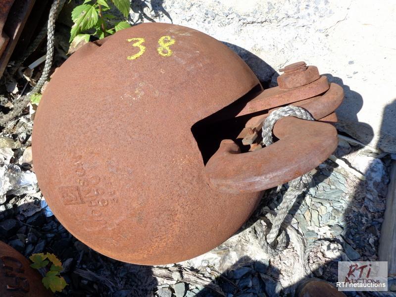 lot 38 image: Johnson 650 pound ball with hook,...