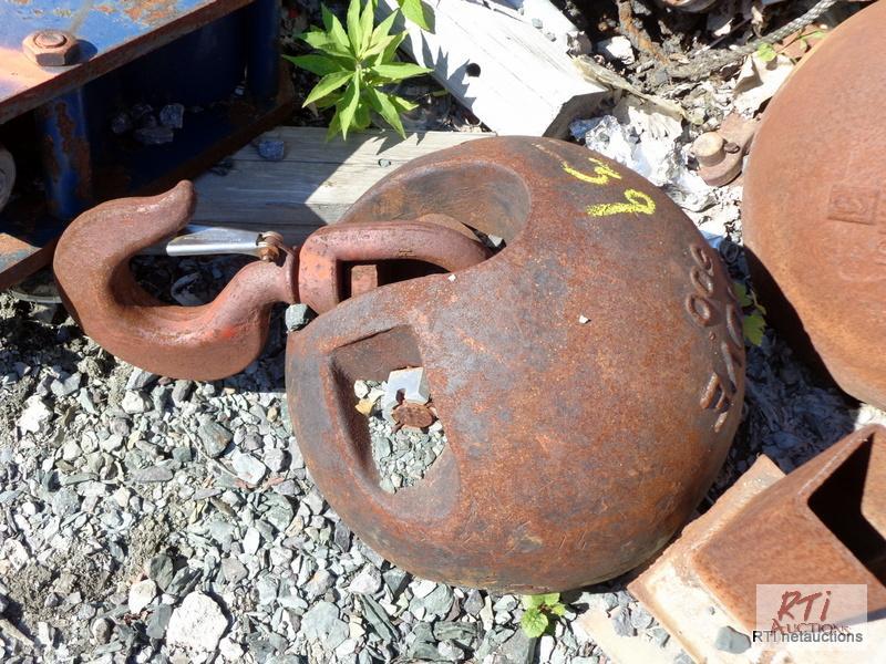 lot 39 image: Grove 500 pound ball with hook,...