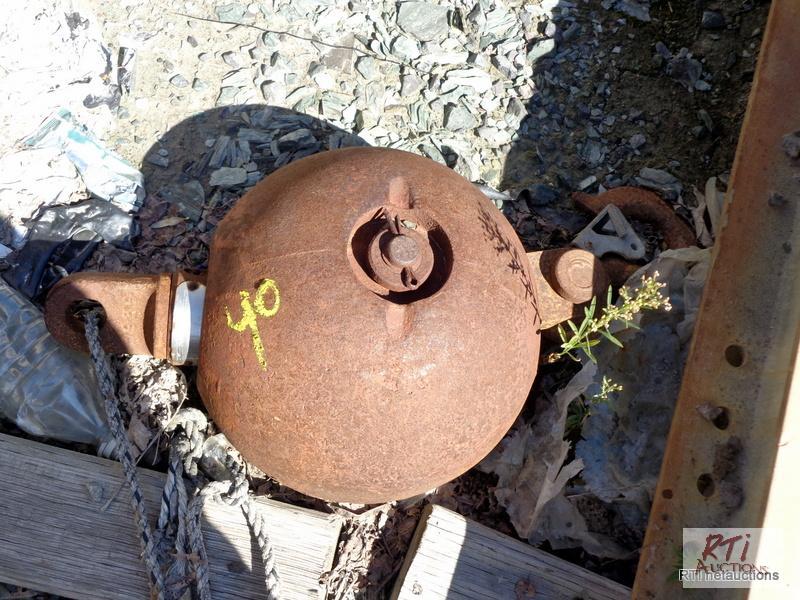 lot 40 image: Johnson 200 pound ball with hook,...