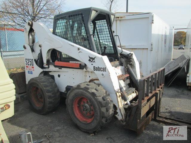 lot 2 image: Bobcat S250 Turbo High Flow skid steer loader...