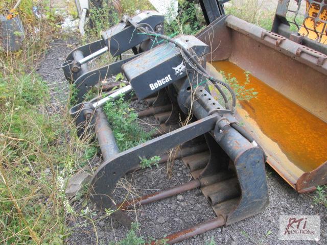 lot 4 image: Bobcat 66 inch skid steer loader grapple bucket. S...