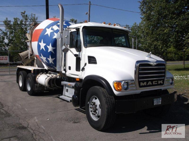 lot 6 image: 2005 Mack Granite Tandem Axle wLondon TM 8.5...