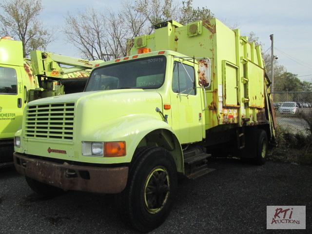 lot 7 image: 1990 IH 4700 single axle with Pak Mor 20 cu. ...