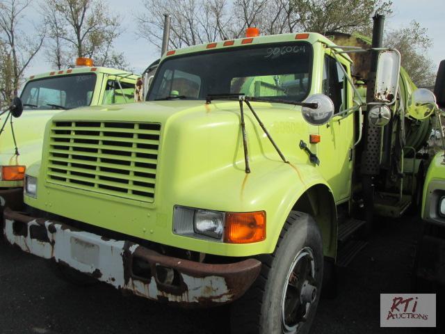 lot 8 image: 1990 IH 4900 single axle wPak Mor leaf vacuu...