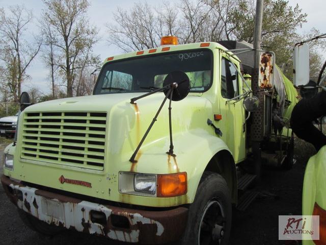 lot 9 image: 1990 IH 4900 single axle wPak Mor leaf vacuu...