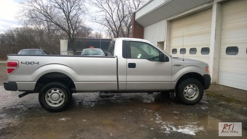 lot 1 image: 2011 Ford F-150 4x4 XL pickup, Excellent Cond...