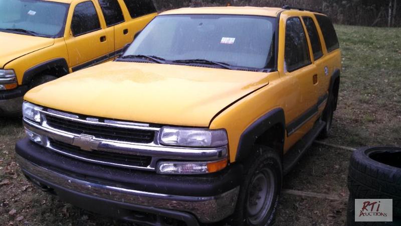 lot 15 image: 2004 Chevy Suburban, 153K miles, 6.0 gas engi...