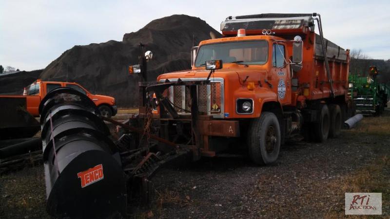 lot 16 image: 1996 IH 2674 TA PLOWDUMP Truck, VIN 1HTGLA...