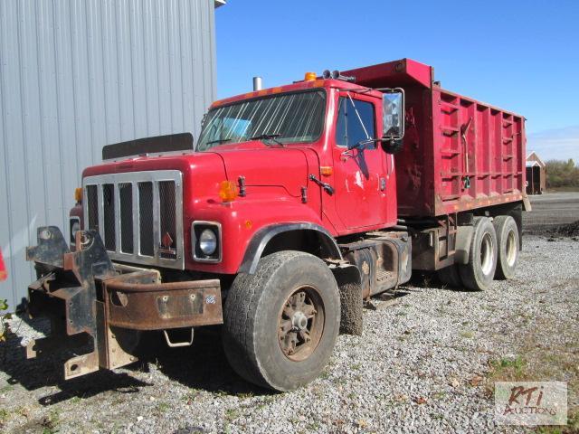 lot 17 image: 2000 IH 2574 tandem axle dump, VIN# 1HTGGAET8...