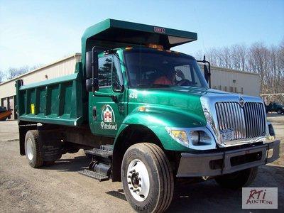 lot 18 image: 2007 IH 7400 SBA 4 single axle brush truck, V...