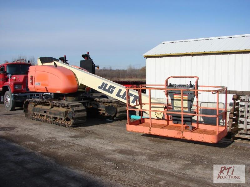 lot 26 image: 2003 JLG Model 600SC Boom lift. 1800 hours, u...
