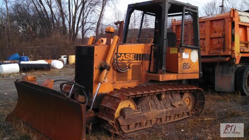 lot 28 image: 1983 CASE 850C Dozer, SN 7401414. ROPS Canop...
