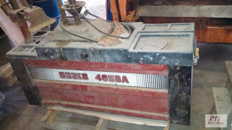 lot 35 image: COATS 4050A Tire Changing Machine. WORKED WHE...