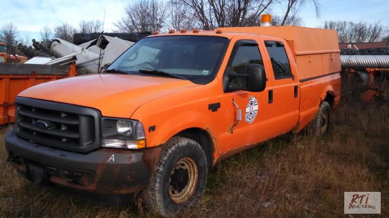 lot 5 image: 2002 FORD F-350 2WD Crew Cab Pickup Truck, VI...