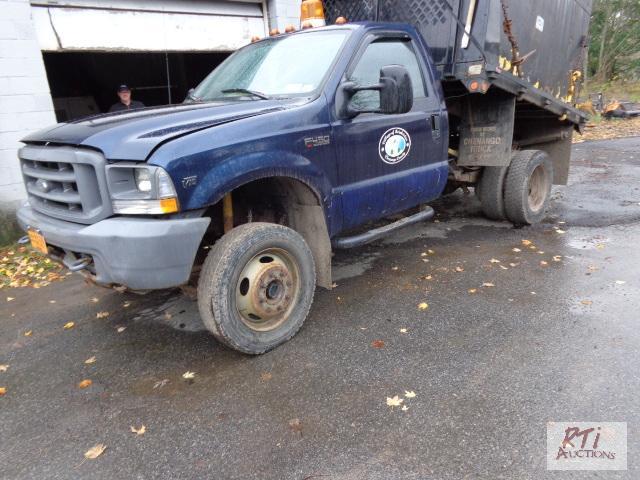 lot 8 image: 2003 Ford F-450 XL 4WD SA StakeDump Truck, ...