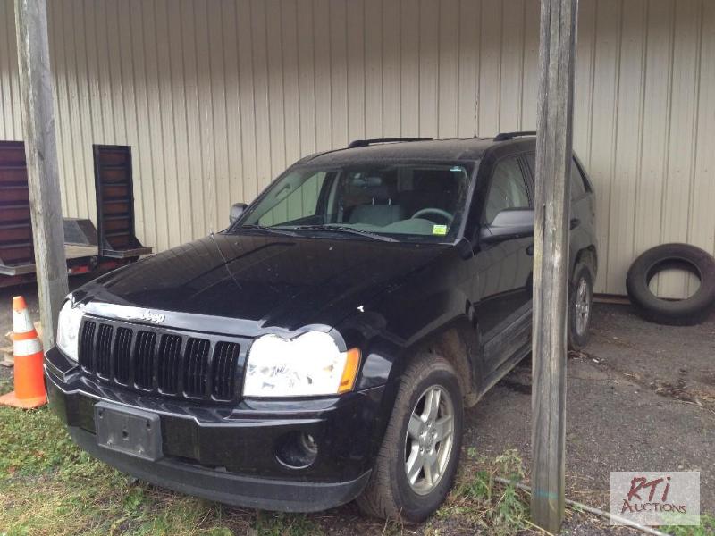 lot 9 image: 2006 Jeep Grand Cherokee Laredo 4X4, 1J4GR48K...