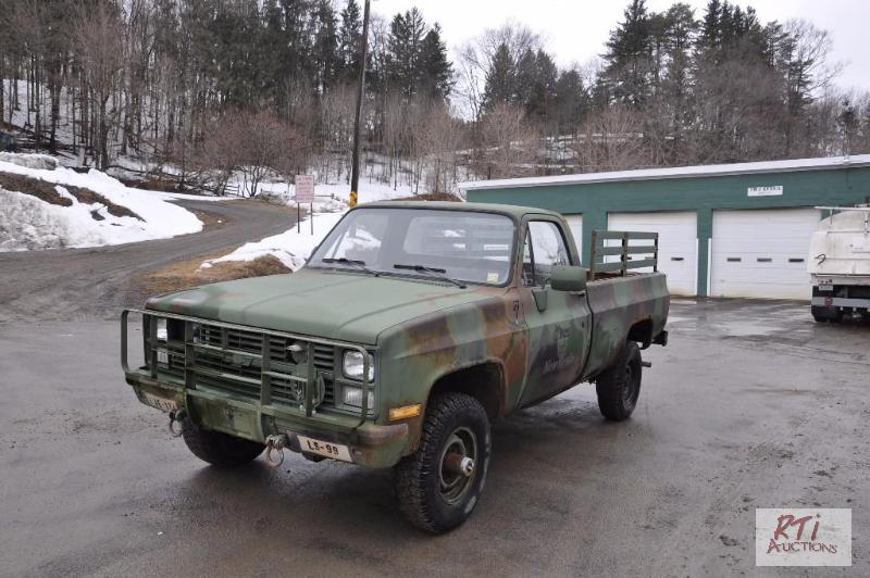 lot 10 image: 1985 CHEVY 3500 4X4 Pickup. Ex-Army, 48,892 m...