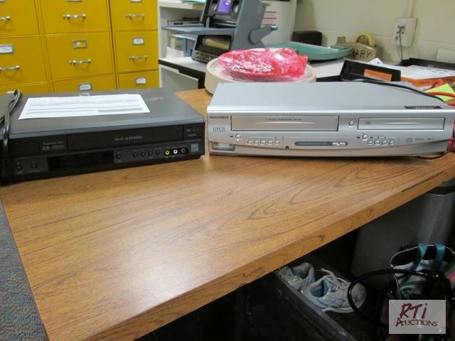 lot 108 image: Sylvania DV220Sl8 DVDVCR combo, condition un...