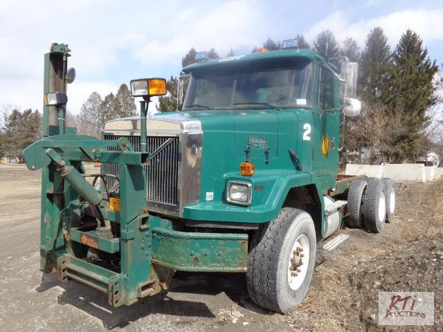 lot 15 image: 2001 VOLVO TA C&ampC Truck wplow hitch, VI...