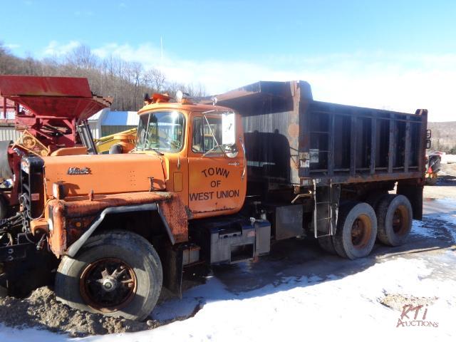 lot 16 image: 1985 Mack RD686S TA Dump Truck, SN 1M2P137C...
