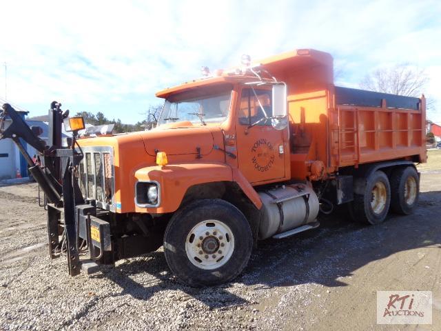 lot 17 image: 1997 IH 2674 TA DumpPlow Truck, VIN 1HTGLA...