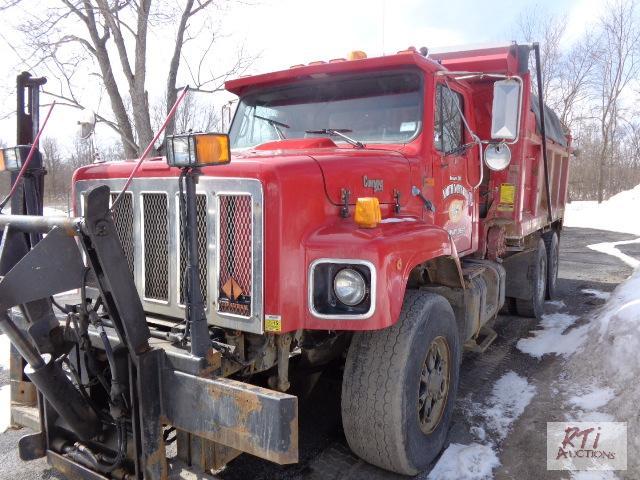 lot 18 image: 2000 IH 2674 TA PlowDump Truck, VIN 1HTGLA...