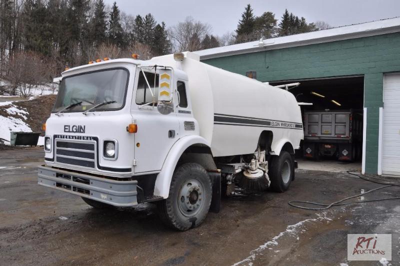 lot 20 image: 1983 ELGIN Whirlwind ll Vacuum Road Sweeper w...