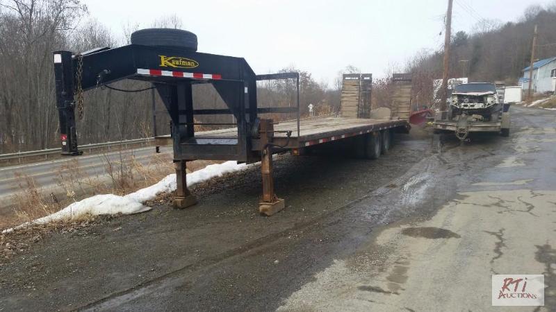 lot 21 image: 2007 Kaufman TA Goosneck Equipment Trailer, ...