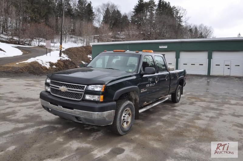 lot 7 image: 2005 CHEVY 2500HD 4x4 Crew Cab pick up truck,...