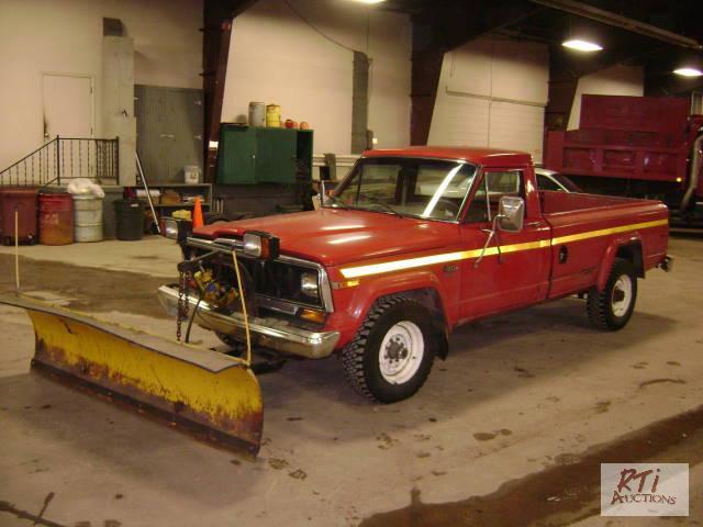 lot 8 image: 1986 Jeep J20 4WD pickup, VIN# 1JTNE27Y8GT219...