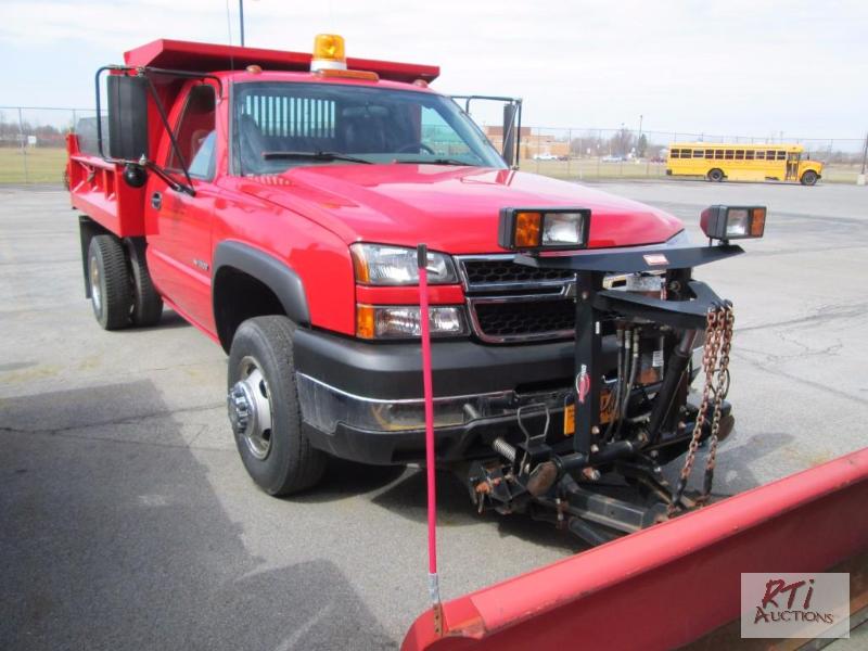 lot 1 image: 2006 Chevrolet 3500 4WD regular cab dump truc...