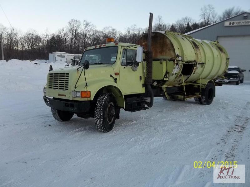 lot 16 image: 1990 International 4900 garbage packer ,clean...