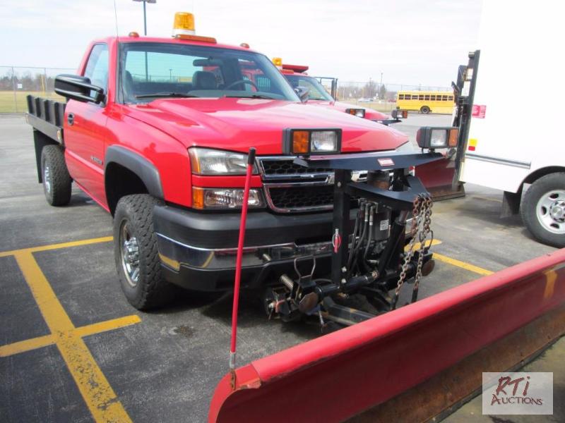lot 2 image: 2006 Chevrolet 2500HD 4WD regular cab wKnaph...