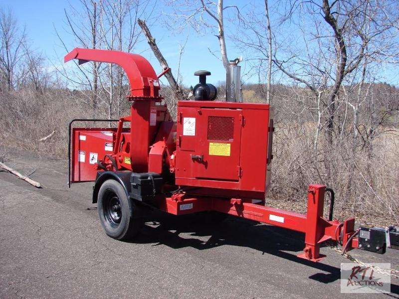 lot 21 image: Mobark Model 290 Chipper powered by a Cummins...