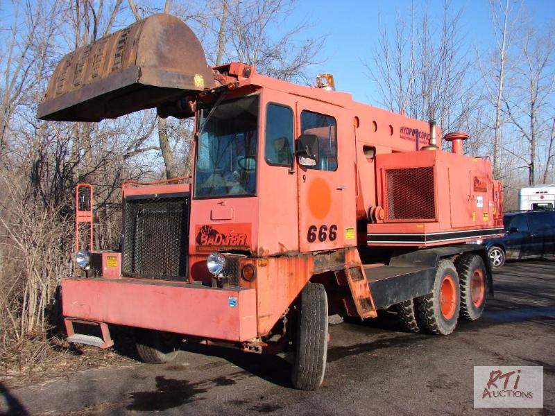 lot 23 image: Badger Model 666 rubber tired excavator power...
