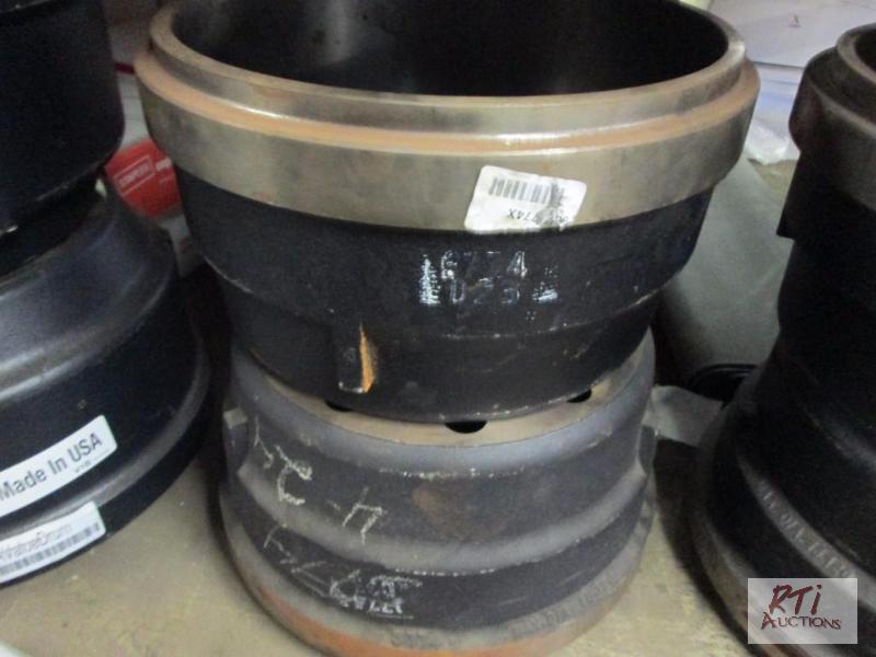 lot 47 image: (2) 3774 brake drums, new, off Freightliner, ...