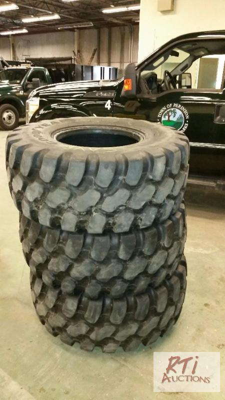 lot 52 image: Three Good Year IT530 radial 40070R181ND tir...
