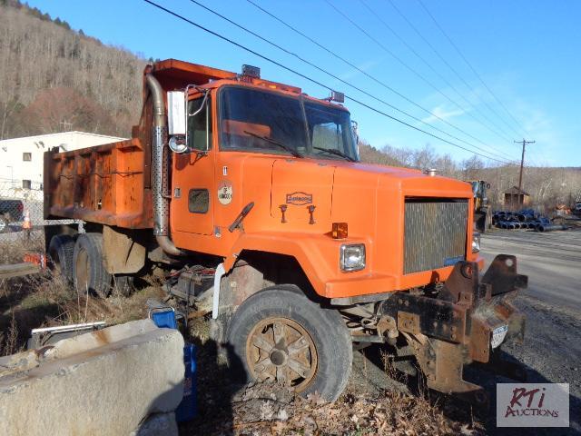 lot 8 image: 1995 AUTOCAR TA Dump Truck, VIN 4V2SCBJF4S5...