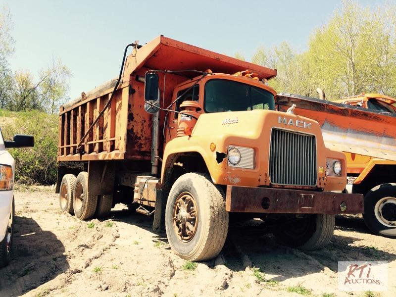 lot 11 image: 1985 Mack DM685S Tandem dump, VIN 1M2B120C3F...