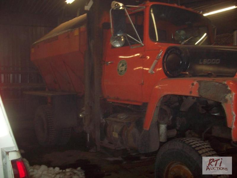 lot 12 image: 1989 Ford Louisville L9000 4x4 single axle du...