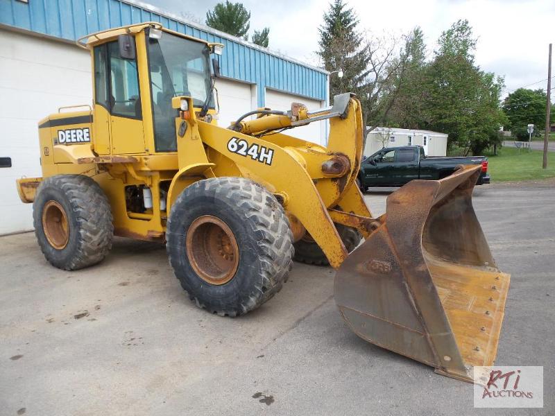 lot 16 image: 2001 John Deere 624H Wheel Loader, SN DW624H...