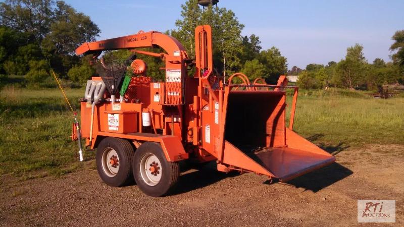 lot 19 image: 2001 Bandit 280XP Wood Chipper powered by a C...