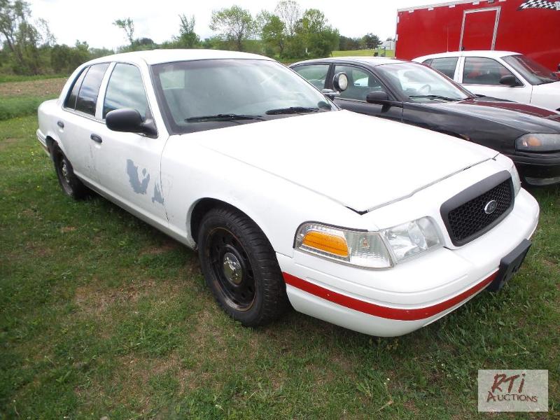lot 3 image: 2010 Ford Crown-Vic, VIN 2FABP7BV5AX129625. ...