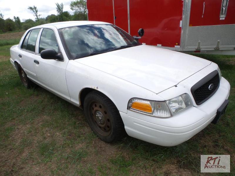 lot 4 image: 2009 Ford Crown-Vic, VIN 2FAHP71V99X146550. ...