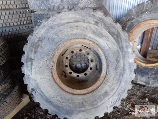 lot 50 image: (1) 14.00R20 Truck Tire As-is, Decision to ac...