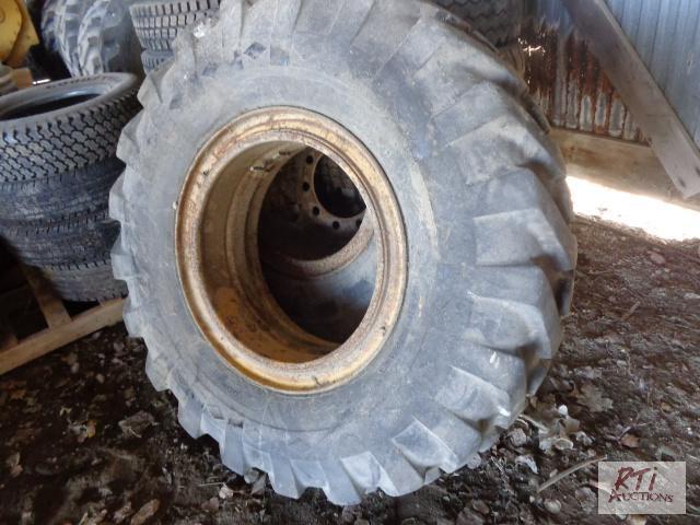 lot 51 image: (1) 14.00-24TG Grader Tire. As-is, Decision t...